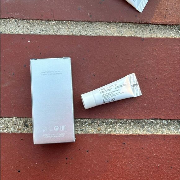 La Prairie Skin Caviar Luxe Cream (0.17 oz.)+Caviar Essence-in-Lotion (0.33 oz.) - Picture 3 of 6